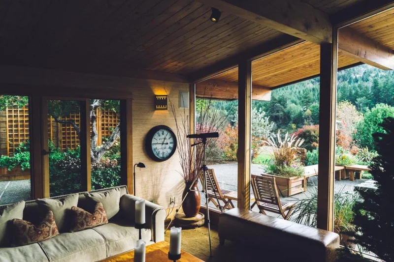 Sala de estar — Casa ampla com 2 suítes e piscina no Parque Residencial Lauriano Tebar