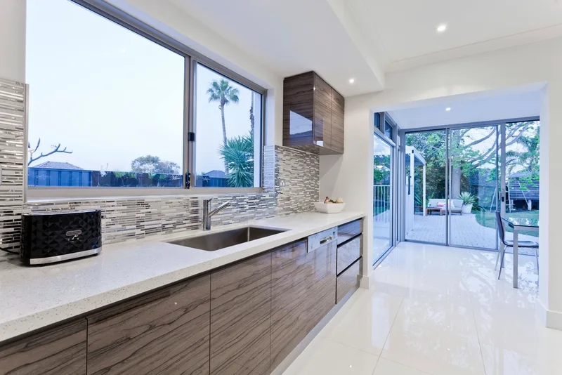 Cozinha — Casa ampla com 2 suítes e piscina no Parque Residencial Lauriano Tebar